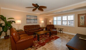 Smart TV, DVD player, books, offices - Beautiful View - Steps from Siesta Key Beach! See it to believe it! (Sarasota)