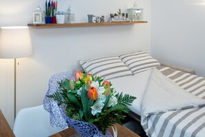 1 dormitorio, escritorio, tabla de planchar con plancha y cuna de viaje