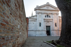 Un edificio histórico con arquitectura clásica, que incluye columnas y una fachada detallada.