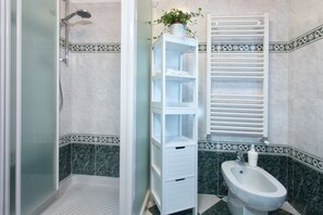 Bruser, hårtørrer, bidet, håndklæder