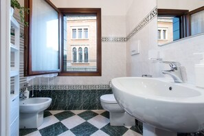 Dusj, hårføner, bidé og håndklær