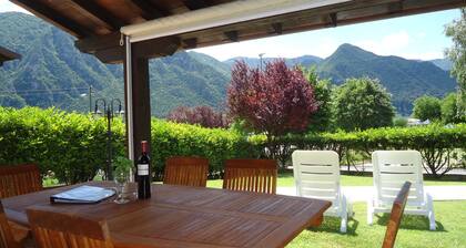 House with large terrace and garden, 4 pers, 200m to the lake/beach