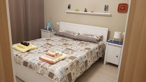3 bedrooms, iron/ironing board, WiFi, bed sheets - "The SantaPink House" (Lecce)