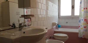 Combinazione doccia/vasca, asciugacapelli, bidet, asciugamani