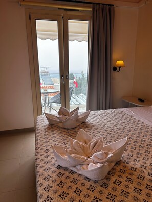2 bedrooms, in-room safe, desk, iron/ironing board
