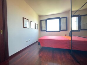 2 bedrooms, iron/ironing board, wheelchair access
