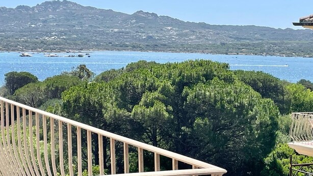 A balcony with a view of a coastal landscape, including a body of water and distant hills. - Elegant apartment with sea view at La Maddalena (La Maddalena)
