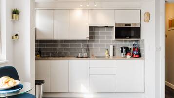 Junior Suite, Non Smoking, Private Bathroom | Private kitchen | Fridge, microwave, stovetop, espresso maker