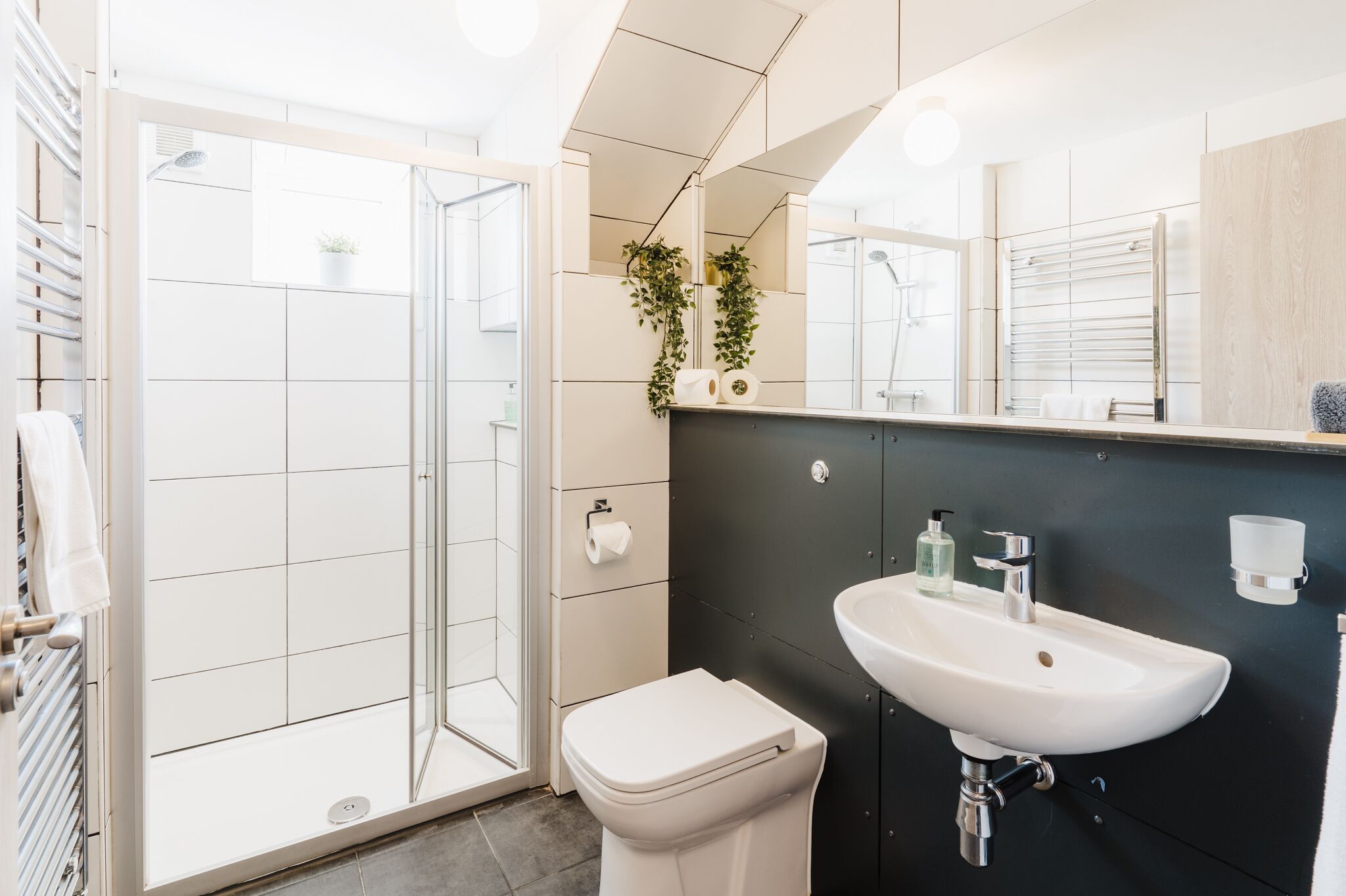 Phòng Suite Junior, không hút thuốc, phòng tắm riêng | Phòng tắm | Buồng tắm vòi sen, đồ dùng nhà tắm được thiết kế riêng, máy sấy tóc 