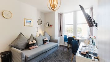 Apartamento familiar, 2 habitaciones, no fumadores, cocina básica | Zona de estar | Smart TV de 42 pulgadas con canales digitales, una televisión