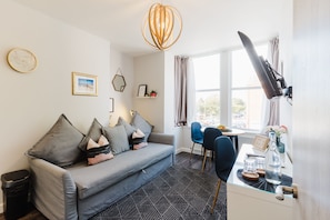 Apartamento familiar, 2 habitaciones, no fumadores, cocina básica | Zona de estar | Smart TV de 42 pulgadas con canales digitales, una televisión