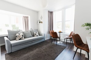 Leilighet – superior, 1 soverom, handikappvennlig, 1. etasje | Oppholdsområde | En 42-tommers smart-TV med digitale kanaler samt TV