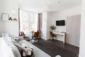 Leilighet – superior, 1 soverom, handikappvennlig, 1. etasje | Oppholdsområde | En 42-tommers smart-TV med digitale kanaler samt TV