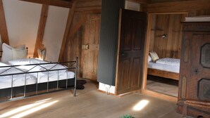 A wooden room with a bunk bed, a wardrobe, and a radiator. - Lichtblick apartment near Bad Windsheim, fireplace, garden, barbecue, panorama screen, massage (Ickelheim)