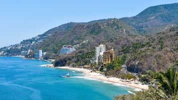 Beach nearby, sun-loungers, beach towels