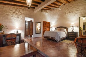 3 chambres, coffres-forts dans les chambres, bureau