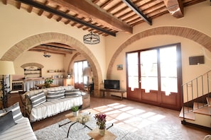 Smart TV, fireplace, DVD player, books - Villa in Chianti near Siena, view of garden and private pool (Villa Parigini)