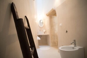 Séchoir à cheveux, serviettes fournies