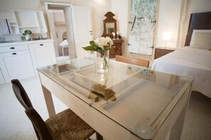 1 bedroom, bed sheets