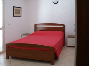 3 chambres, fer et planche à repasser, lit parapluie