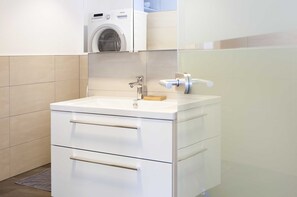 Sèche-cheveux, serviettes fournies