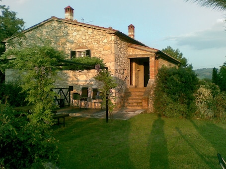 Terrace/patio. IL Bagno - Podere 200 m from the Terme di Saturnia surrounded by a large garden