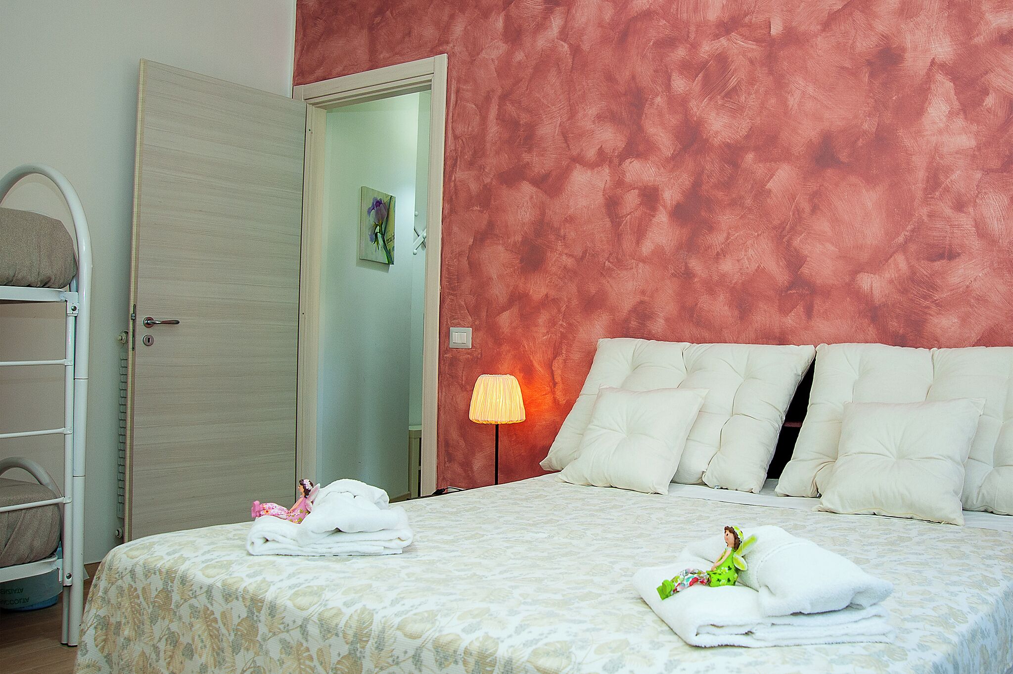 2 habitaciones, tabla de planchar con plancha, wifi y ropa de cama 