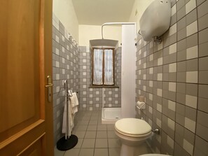 Douche, sèche-cheveux, bidet, serviettes fournies