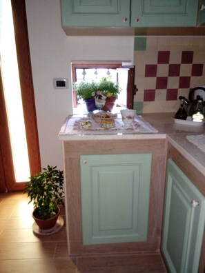 Réfrigérateur, micro-ondes, plaque de cuisson, cafetière/bouilloire