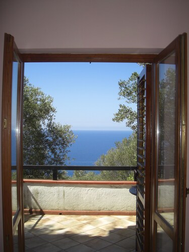 VILLA CECILIA/app.2: dans villa avec jardin et à 2 minutes des plage du Cilento.