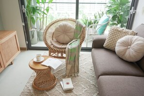 Een televisie en boeken