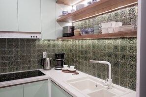 Een koelkast, een magnetron, een kookplaat