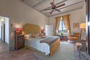 9 habitaciones, escritorio y tabla de planchar con plancha 
