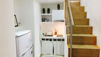 Kühlschrank, Mikrowelle, Herdplatte, Wasserkocher mit Kaffee-/Teezubehör