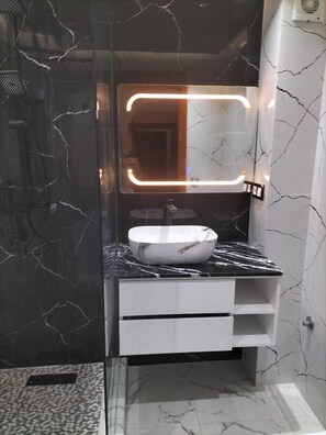 Bathtub, bidet - Sea view, large swimming pool, penthouse in luxury residence (Unknown)