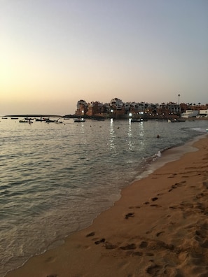 Una spiaggia nelle vicinanze