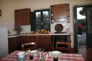 KĂŒhlschrank, Mikrowelle, Herdplatte, Wasserkocher mit Kaffee-/Teezubehör