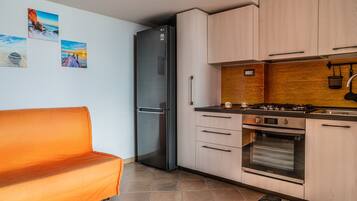 Kühlschrank, Ofen, Herdplatte, Wasserkocher mit Kaffee-/Teezubehör