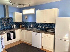 ثلاجة، ميكروويف، فرن، موقد طهي مسطح