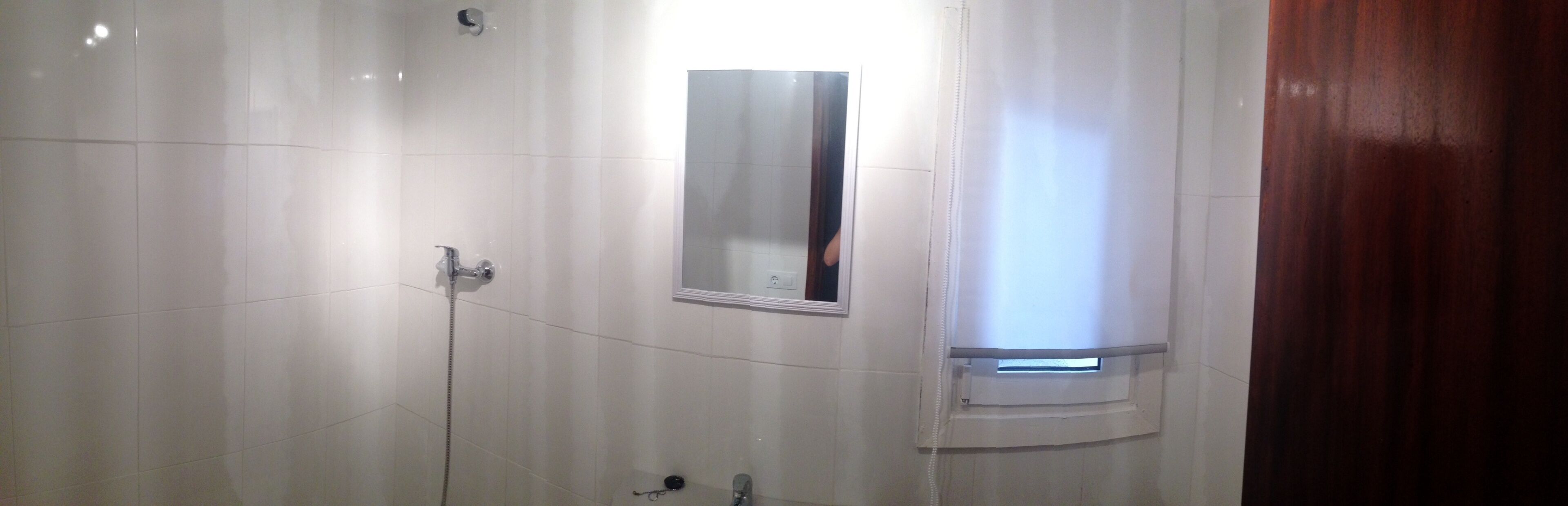 Serviettes fournies, papier toilette