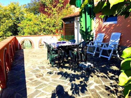 Villina 60 m² kaunis puutarha ja näkymät Apuan 