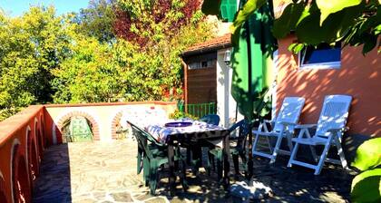 Villina de 60 metros cuadrados con jardín y vistas a la apuano