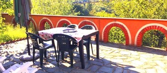 Villina på 60 kvm med vakker hage og utsikt over apuanske 