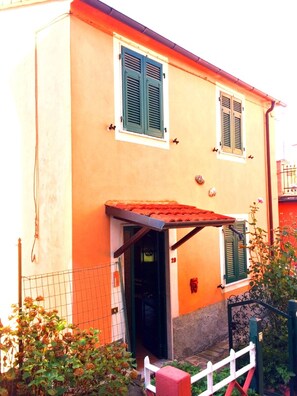 Exterior - Villetta of 60 mq with splendid garden and sight on the Apuane (Arcola)