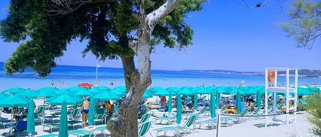 Plage à proximité, chaises longues