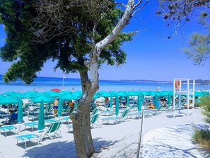 Plage à proximité, chaises longues