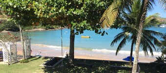 Ferradura Beachfront mansion, 5 suites and spacious garden