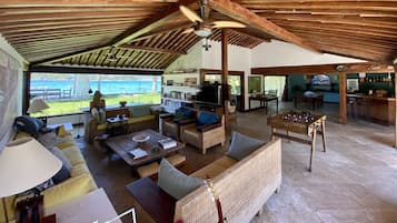 Smart TV, reproductor de DVD, futbolito y libros