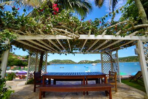Outdoor dining - Ferradura Beachfront mansion, 5 suites and spacious garden (Armação dos Búzios)