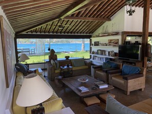 Smart TV, DVD player, table football, books - Ferradura Beachfront mansion, 5 suites and spacious garden (Armação dos Búzios)